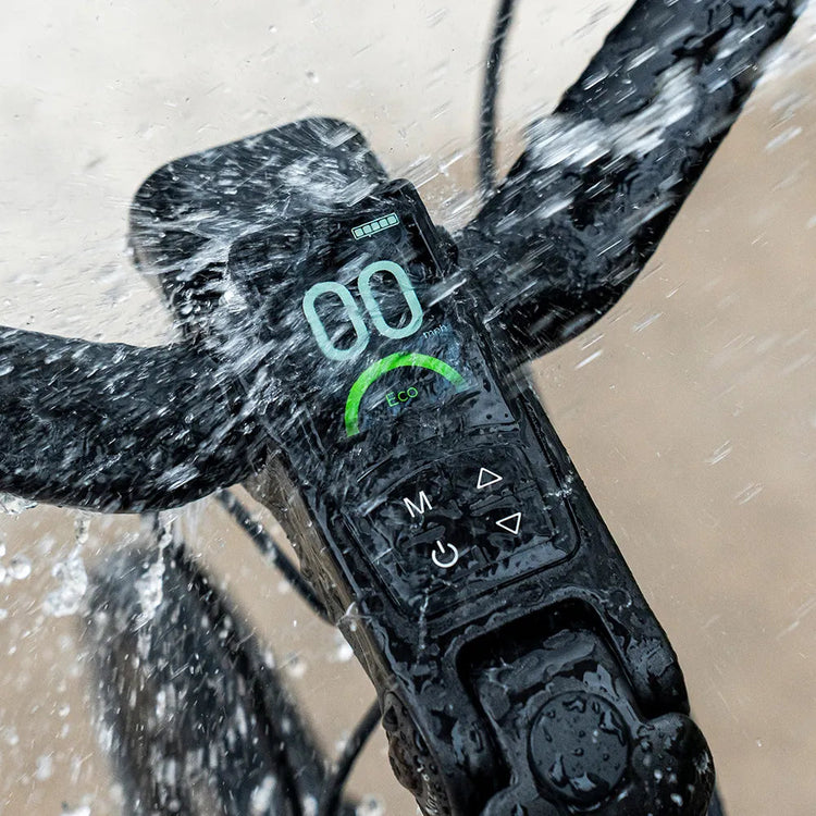Fiido C700 IP54 waterproof integrated LCD display in wet conditions