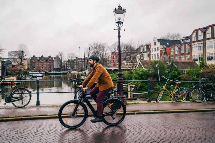 Moustache Dimanche 28 Urban electric bike on an urban canal ride